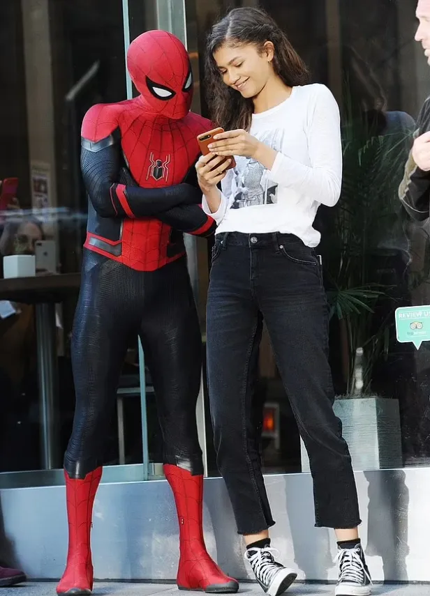Человек-паук и Зендая смотрят в смартфоне.