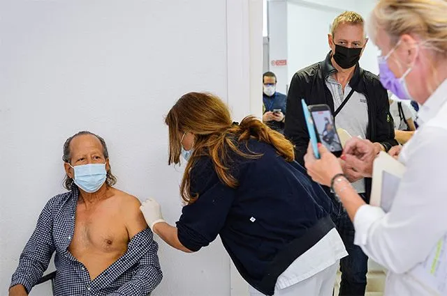 Во время вакцинации против COVID-19 российским препаратом Спутник V (Gam-CovID-Vac) в Сан-Марино.