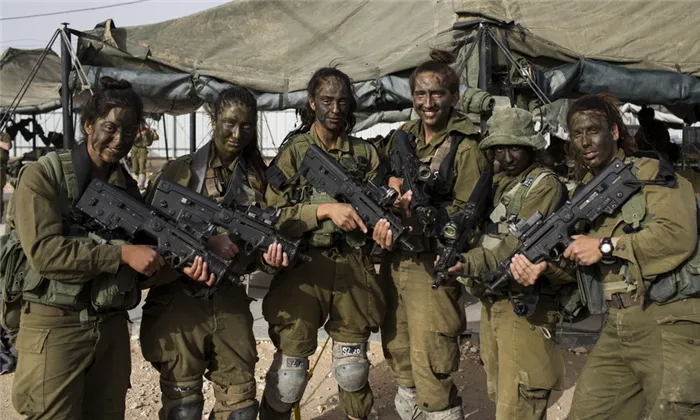 Служба женщин в израильской армии - богатый ресурс для фотографов, ищущих типажи. Фотографии каракальских солдат, вооруженных 