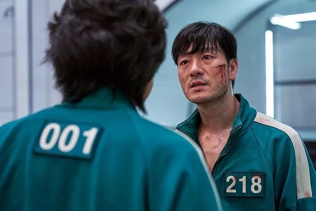Пак Хэ Су в роли игрока №218 в сериале Netflix 