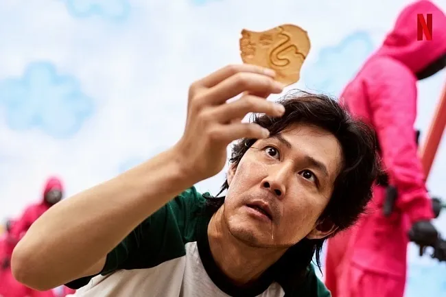 Ли Чон Чжэ в роли игрока №456 в сериале Netflix 