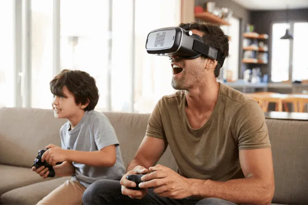 Отец и сын играют в видеоигры