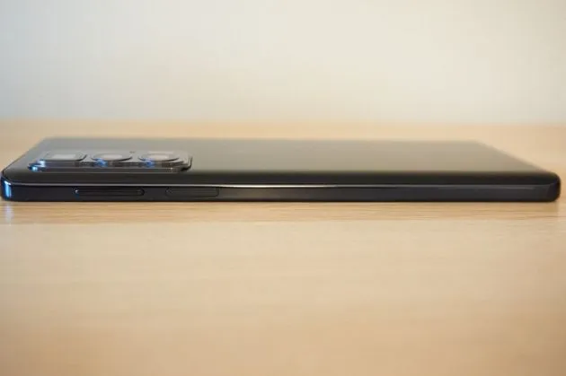 левая боковая грань смартфона Motorola Edge 20 Pro