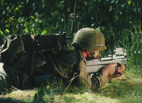 Бельгийский солдат с пистолетом-пулеметом FN P 90